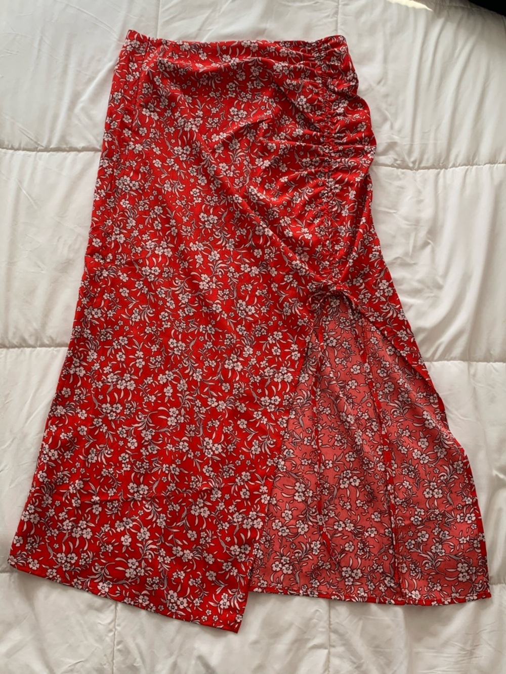 Source Unknown Red Floral Midi Skirt with Side Ruched Slit